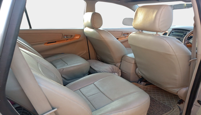 2011 Toyota Innova V 2.5 7 STR, Diesel, Manual, 2,01,484 km, interior