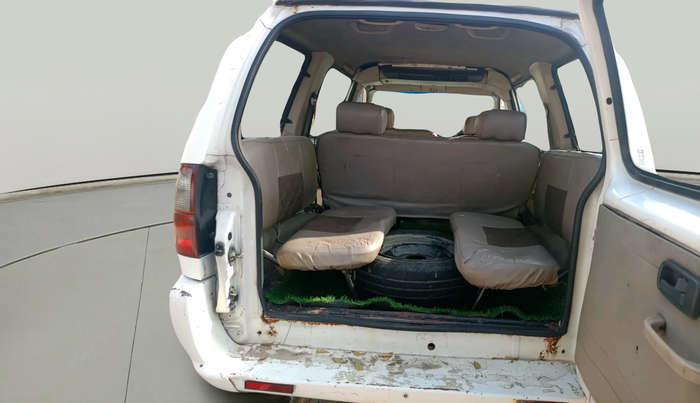 2015 Chevrolet Tavera NEO 3 LS 10 STR BS III, Diesel, Manual, 3,19,355 km, exterior