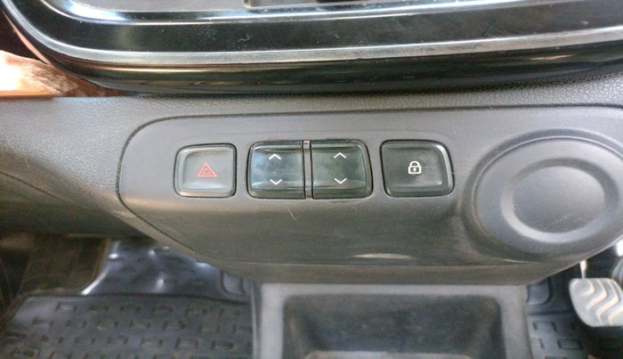 2017 Renault Kwid RXT 1.0, Petrol, Manual, 65,705 km, interior