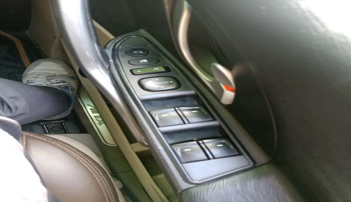 2015 Mahindra XUV500 W10, Diesel, Manual, 1,32,496 km, interior