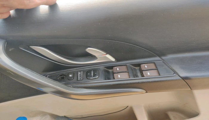 2016 Mahindra XUV500 W10, Diesel, Manual, 1,36,410 km, interior