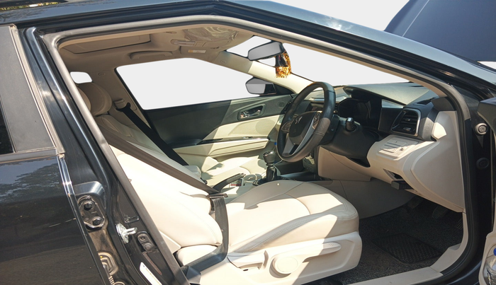 2023 Mahindra XUV300 W8 (O) 1.5 DIESEL, Diesel, Manual, 43,035 km, interior