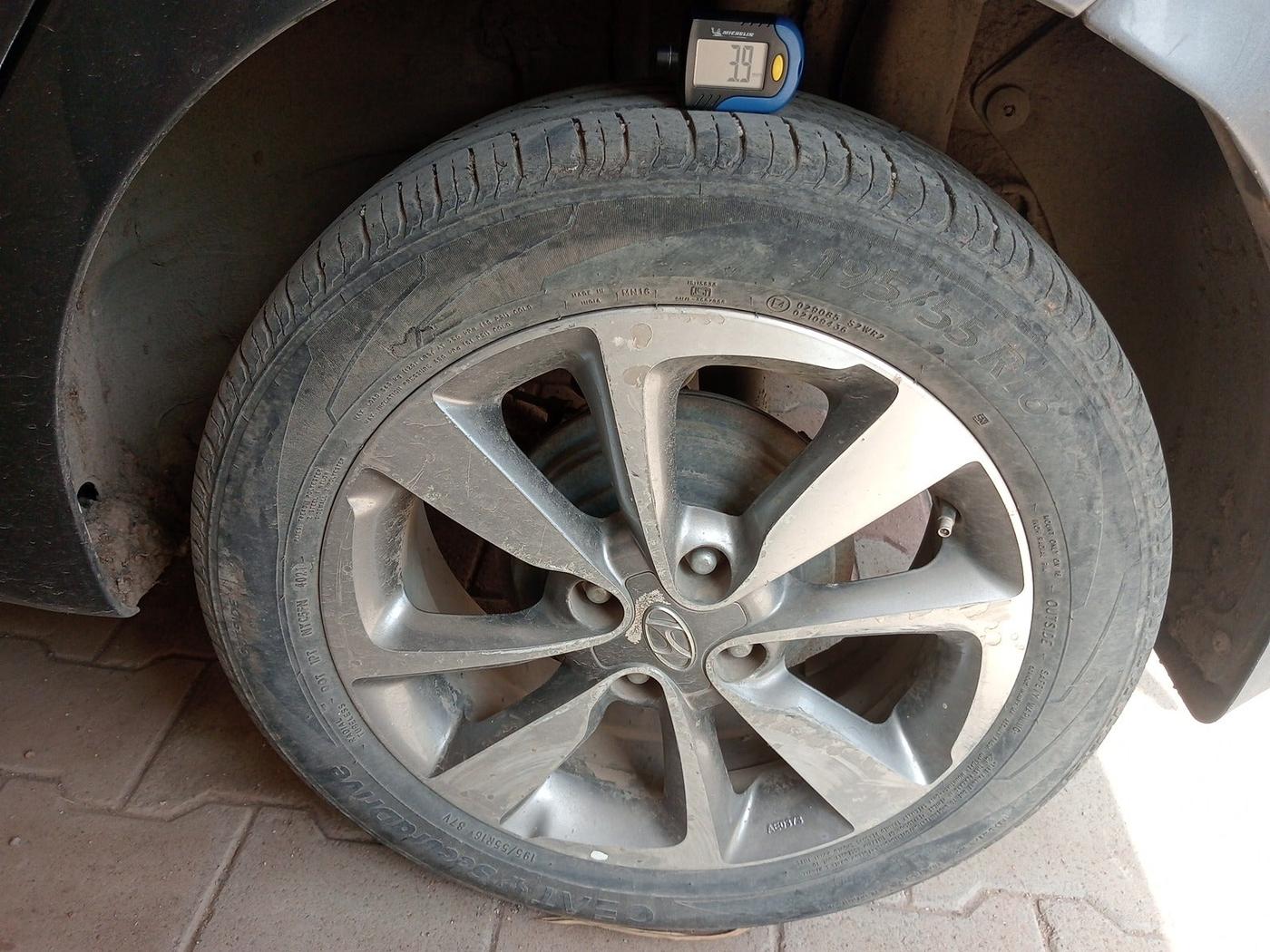 2015 Hyundai Elite i20 SPORTZ 1.4 CRDI, Diesel, Manual, 1,02,713 km, tyre
