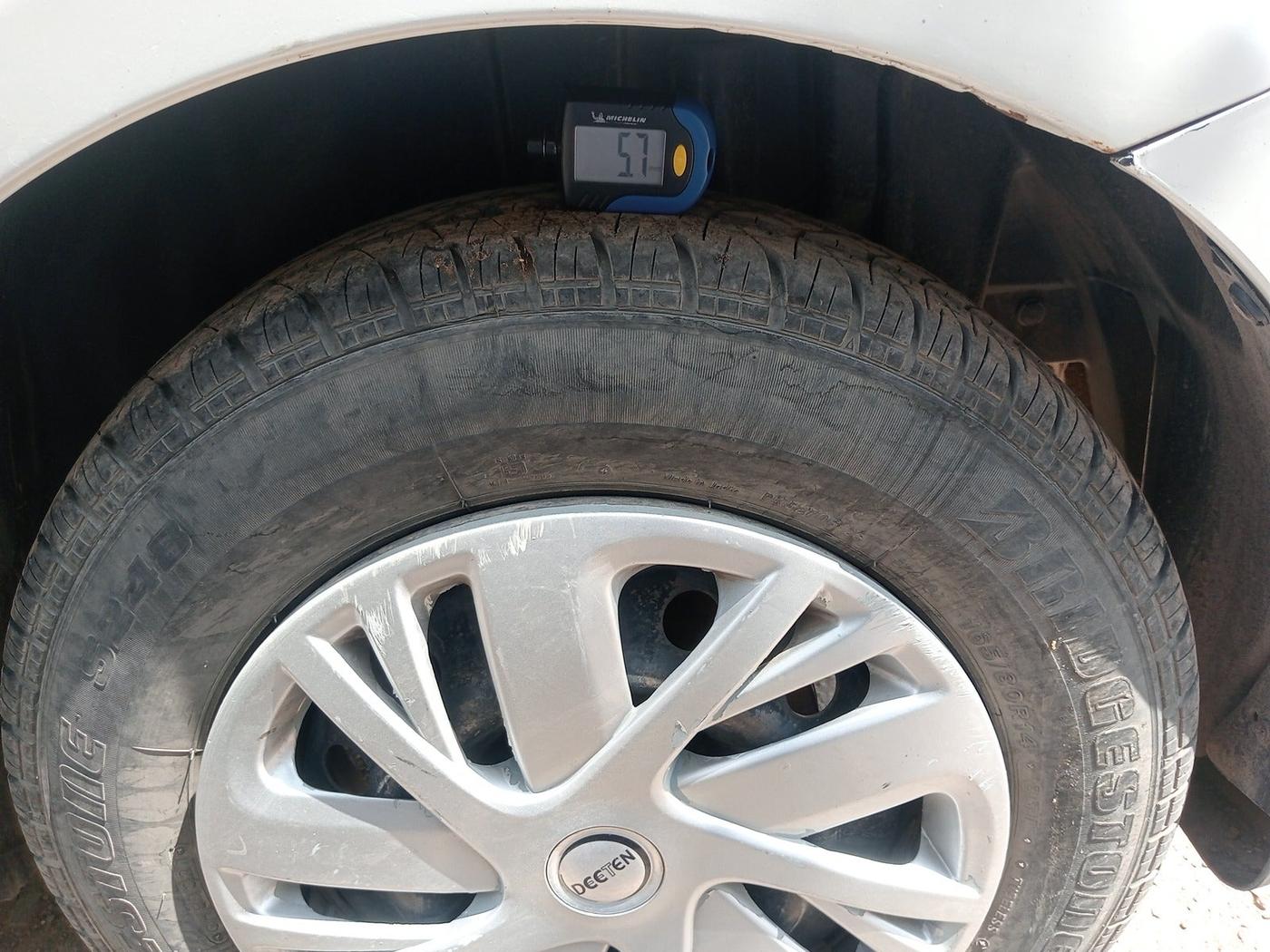 2015 Maruti Swift VXI, Petrol, Manual, 57,280 km, tyre