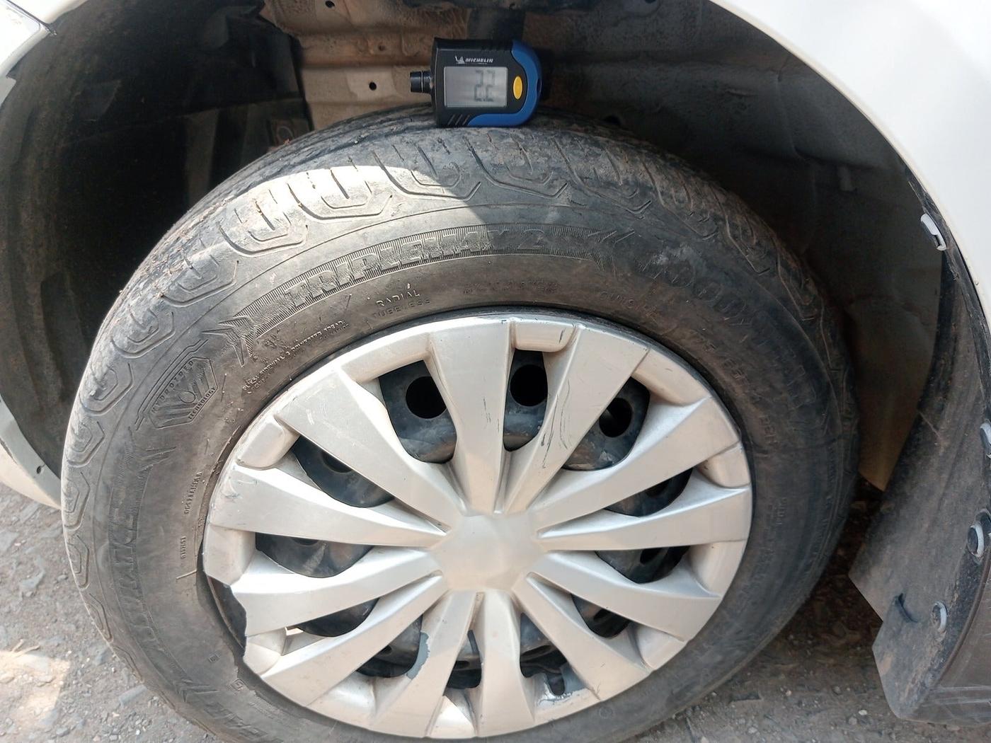 2015 Maruti Swift VXI, Petrol, Manual, 57,280 km, tyre