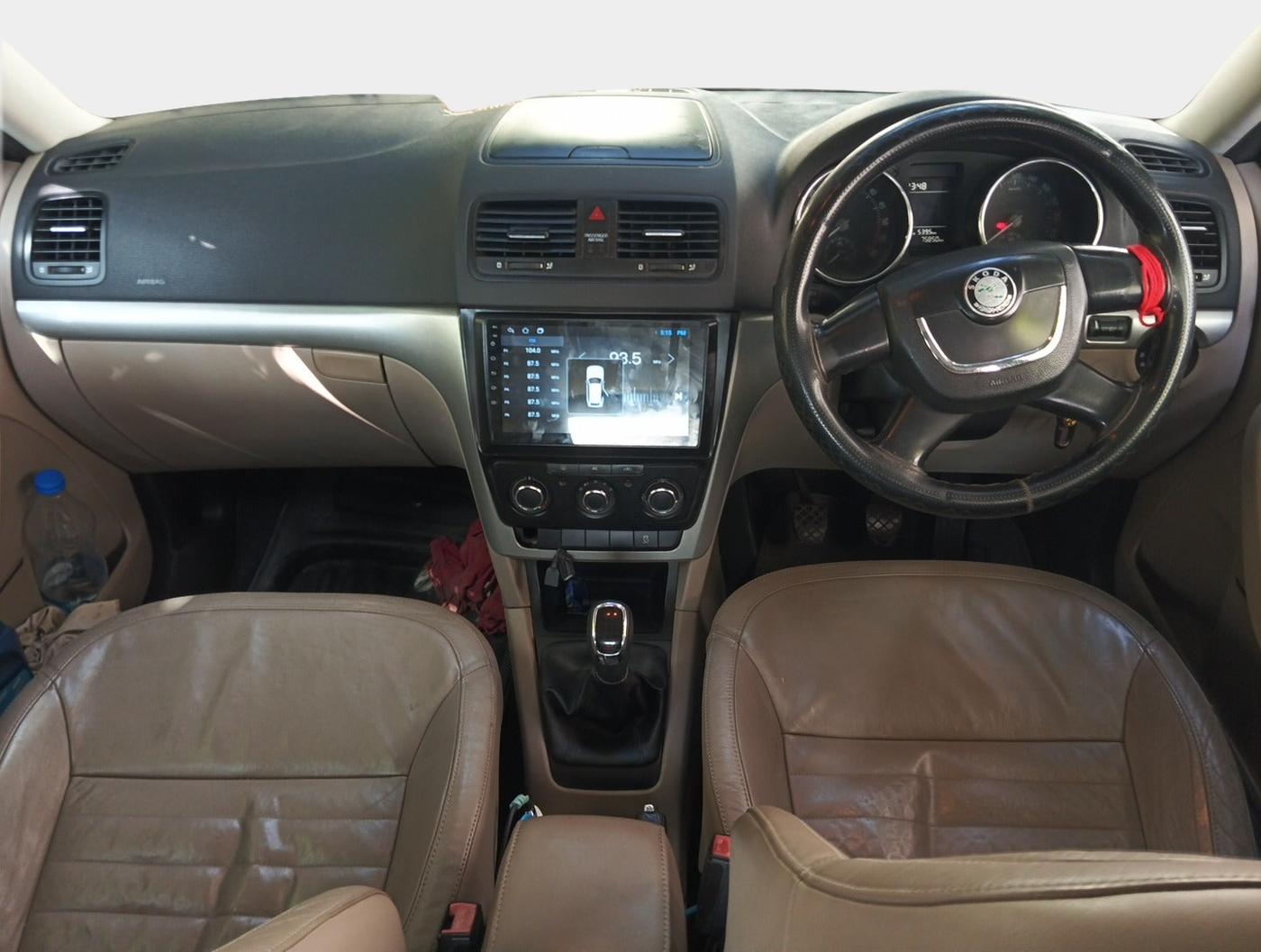 2011 Skoda Yeti ELEGANCE 2.0 TDI CR 4X4, Diesel, Manual, 75,853 km, interior