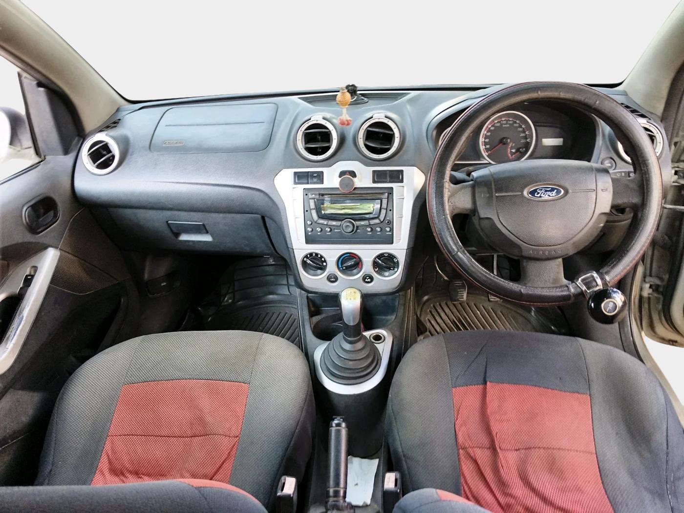 2011 Ford Figo TITANIUM 1.4 DIESEL, Diesel, Manual, 2,05,745 km, interior