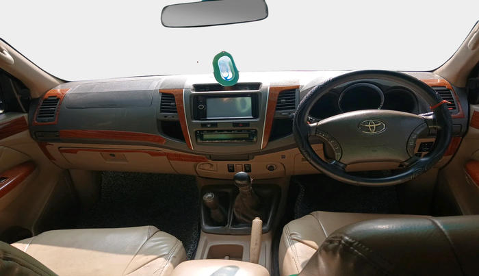 2011 Toyota Fortuner 3.0 4X4 MT, Diesel, Manual, 98,043 km, interior