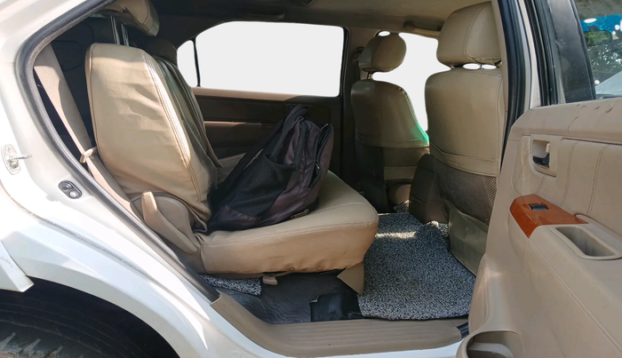 2011 Toyota Fortuner 3.0 4X4 MT, Diesel, Manual, 98,043 km, interior