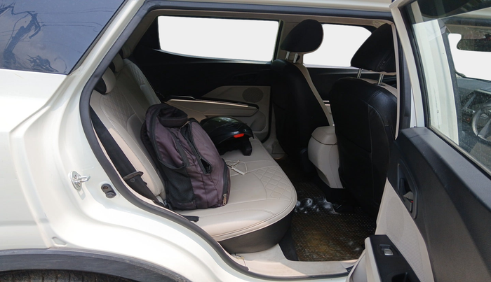 2020 Mahindra XUV300 W6 1.5 DIESEL, Diesel, Manual, 1,01,603 km, interior