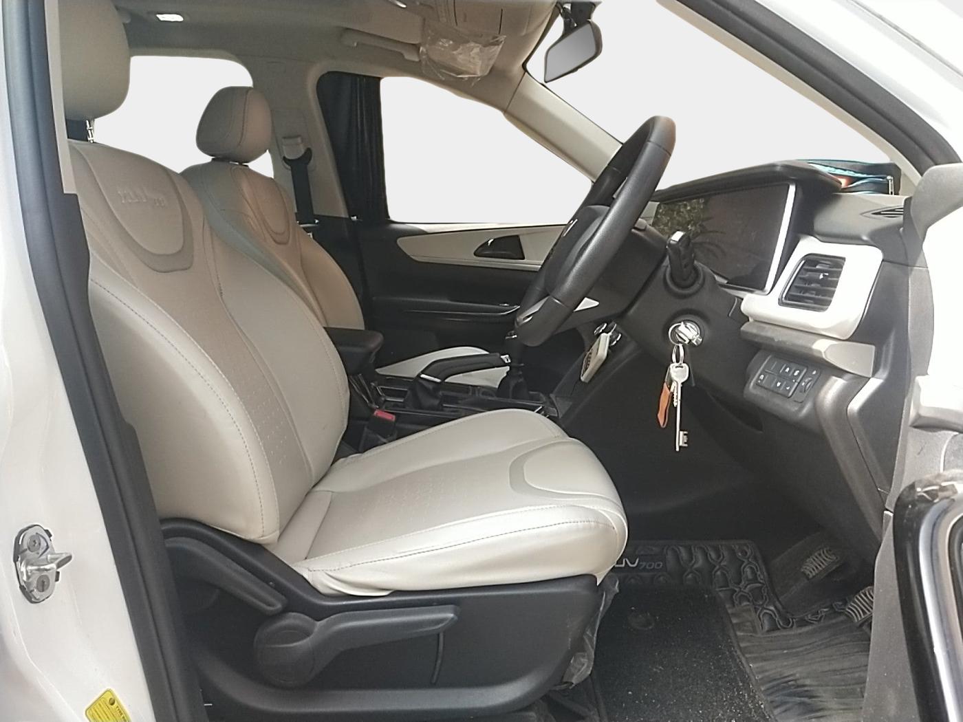 2023 Mahindra XUV700 AX 5 P MT 5 STR, Petrol, Manual, 30,666 km, interior