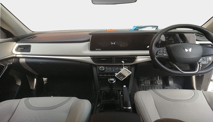 2023 Mahindra XUV700 AX 5 P MT 5 STR, Petrol, Manual, 30,666 km, interior