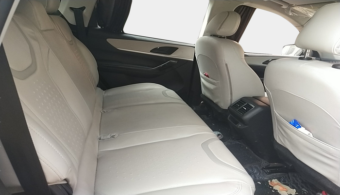 2023 Mahindra XUV700 AX 5 P MT 5 STR, Petrol, Manual, 30,666 km, interior