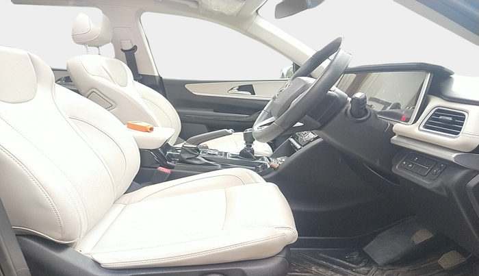 2023 Mahindra XUV700 AX 7 P MT 7 STR, Petrol, Manual, 15,585 km, interior