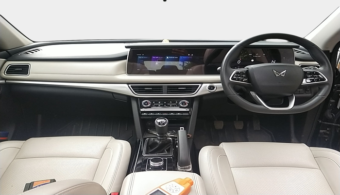 2023 Mahindra XUV700 AX 7 P MT 7 STR, Petrol, Manual, 15,585 km, interior