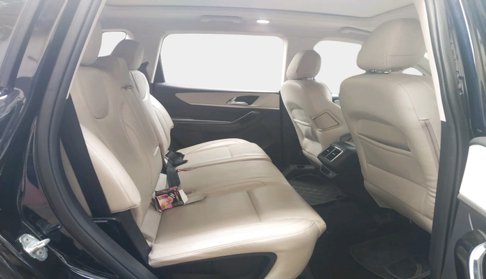 2024 Mahindra XUV700 AX 7 D MT 7 STR, Diesel, Manual, 16,363 km, interior