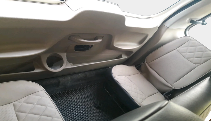 2018 Mahindra TUV300 T10, Diesel, Manual, 1,37,924 km, interior