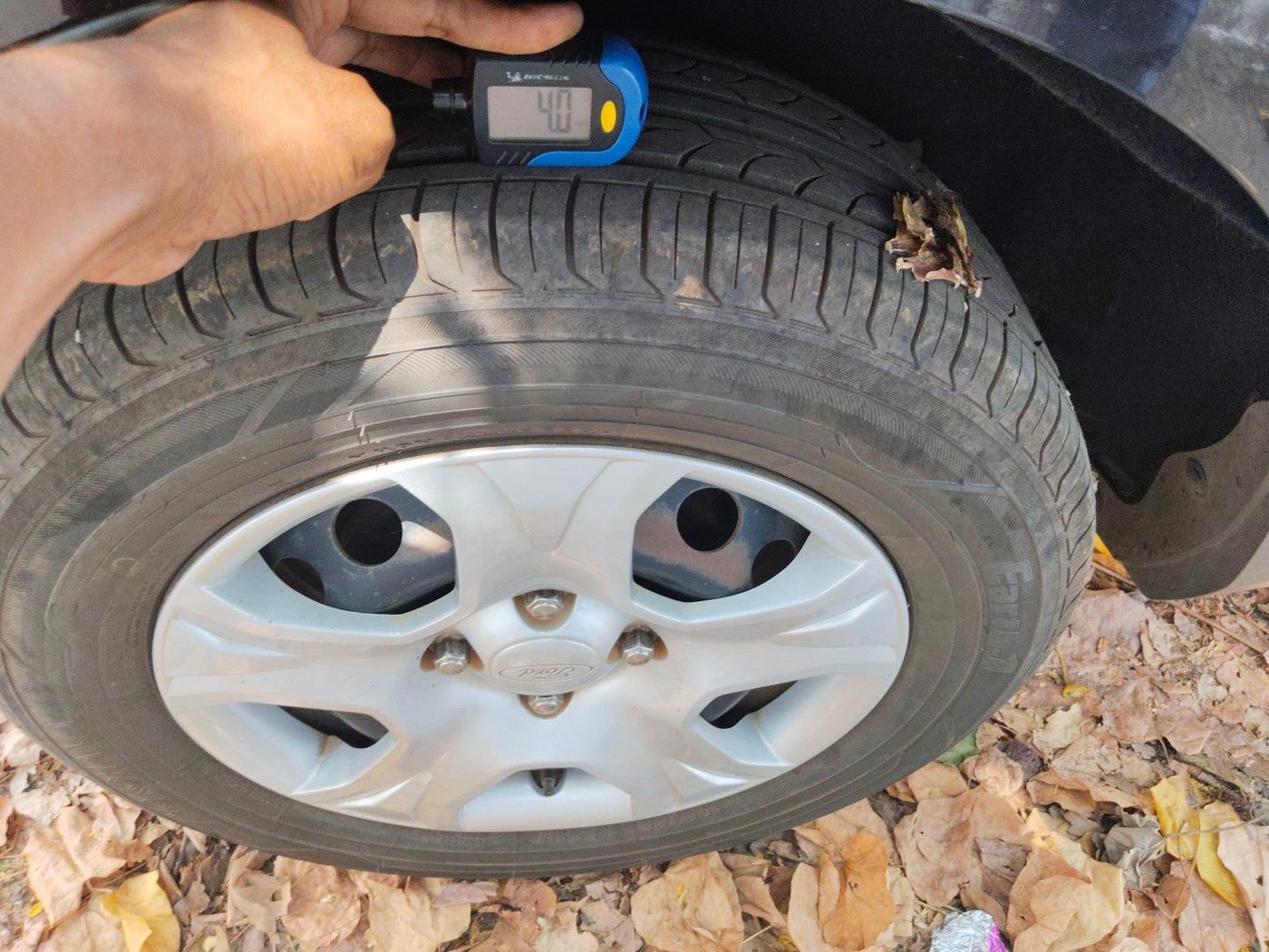 2014 Ford Ecosport AMBIENTE 1.5L PETROL, Petrol, Manual, 1,20,001 km, tyre