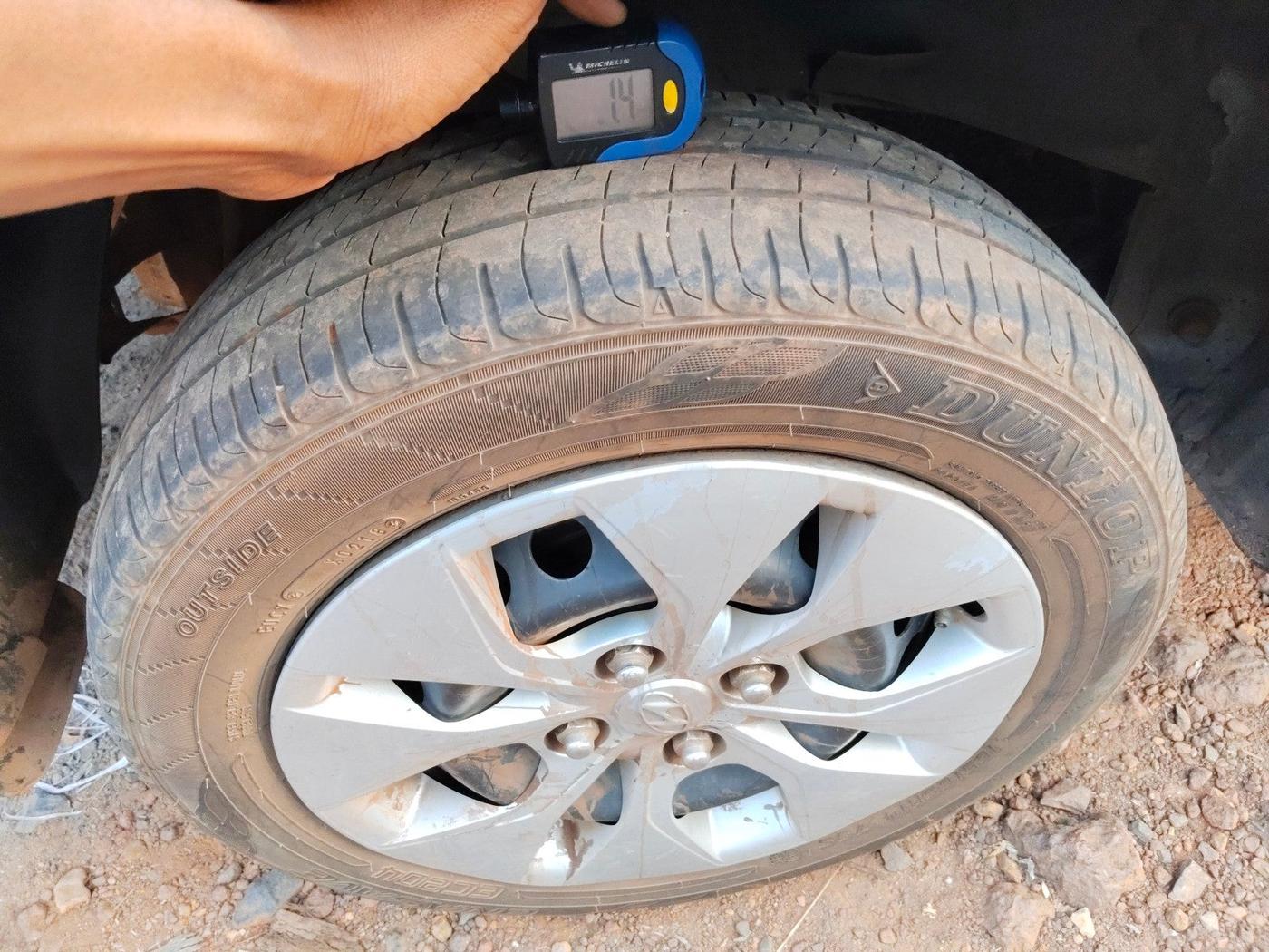 2014 Hyundai Xcent S 1.2, Petrol, Manual, 1,04,587 km, tyre