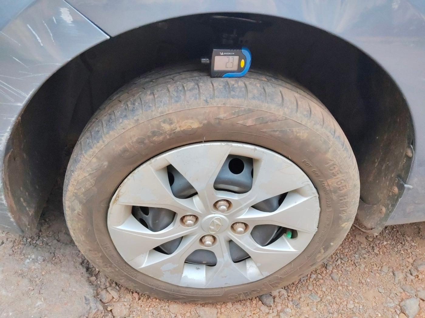 2014 Hyundai Xcent S 1.2, Petrol, Manual, 1,04,587 km, tyre