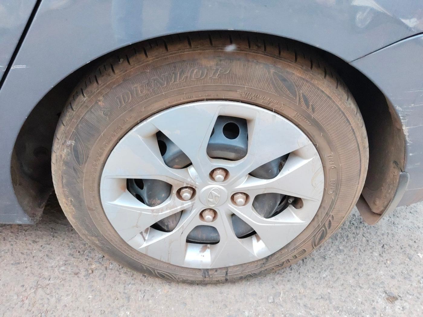 2014 Hyundai Xcent S 1.2, Petrol, Manual, 1,04,587 km, tyre