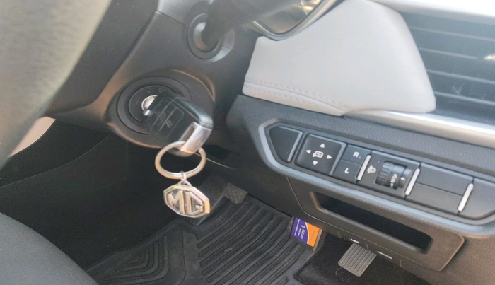 2022 MG HECTOR PLUS SUPER 1.5 PETROL TURBO HYBRID MT 7-STR, Petrol, Manual, 22,219 km, interior