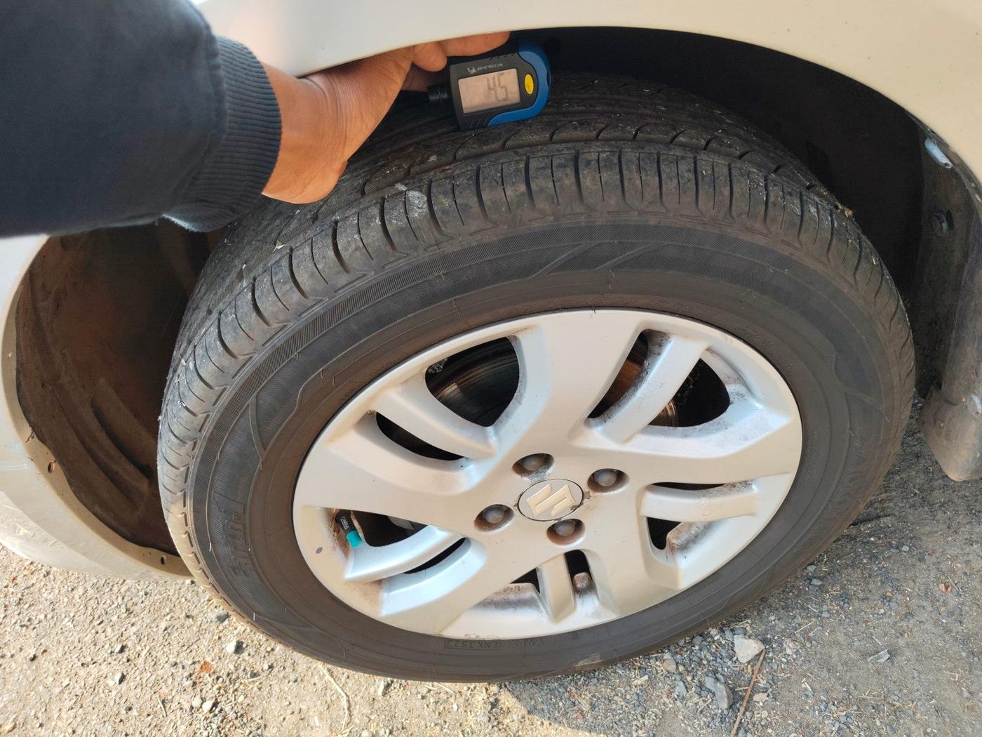 2013 Maruti Swift Dzire ZXI, Petrol, Manual, 1,30,692 km, tyre