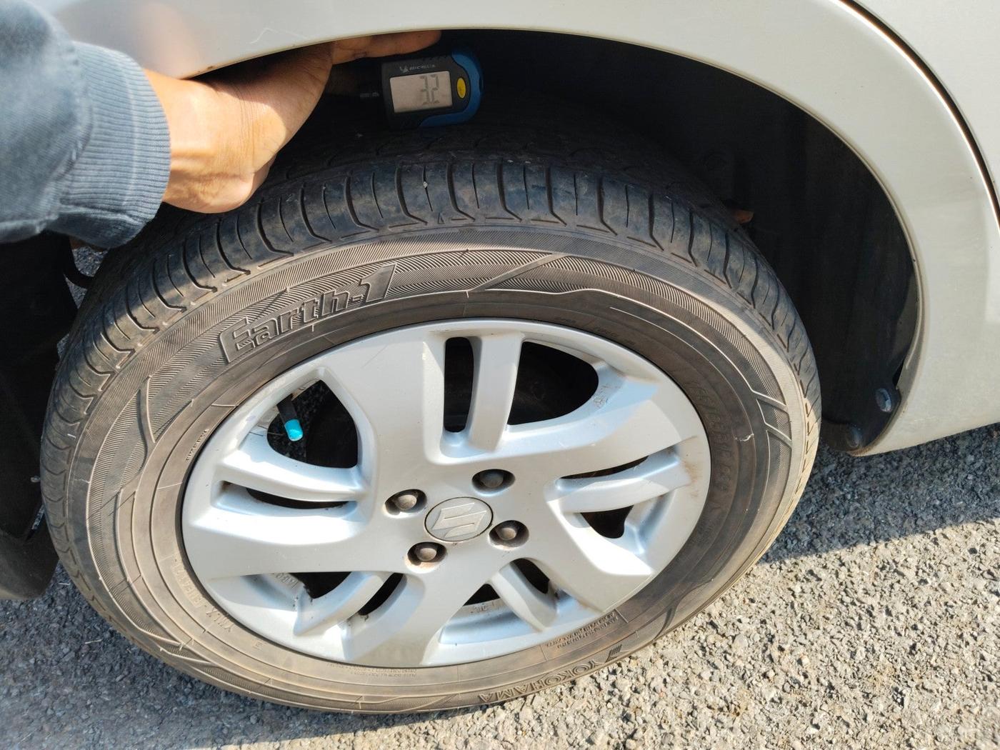 2013 Maruti Swift Dzire ZXI, Petrol, Manual, 1,30,692 km, tyre