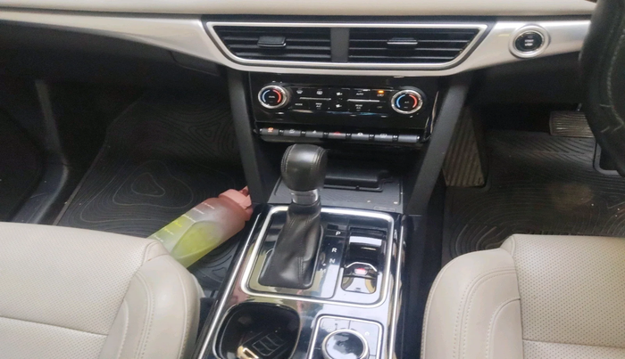 2022 Mahindra XUV700 AX 7 LUXURY P AT 7 STR, Petrol, Automatic, 46,752 km, interior