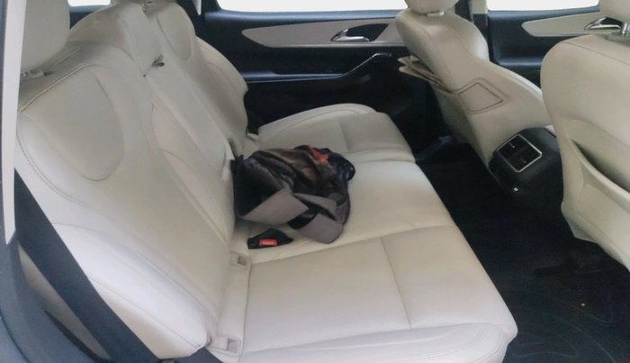 2022 Mahindra XUV700 AX 7 LUXURY P AT 7 STR, Petrol, Automatic, 46,752 km, interior