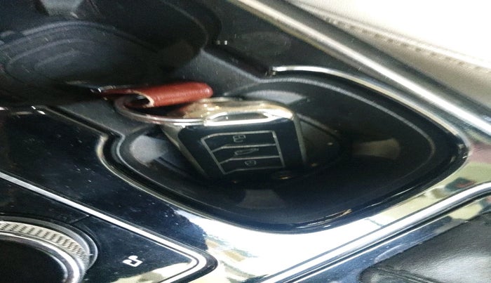 2022 Mahindra XUV700 AX 7 LUXURY P AT 7 STR, Petrol, Automatic, 46,752 km, interior