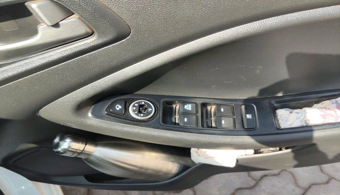 2017 Hyundai Elite i20 ASTA 1.2 DUAL TONE, Petrol, Manual, 1,80,952 km, interior