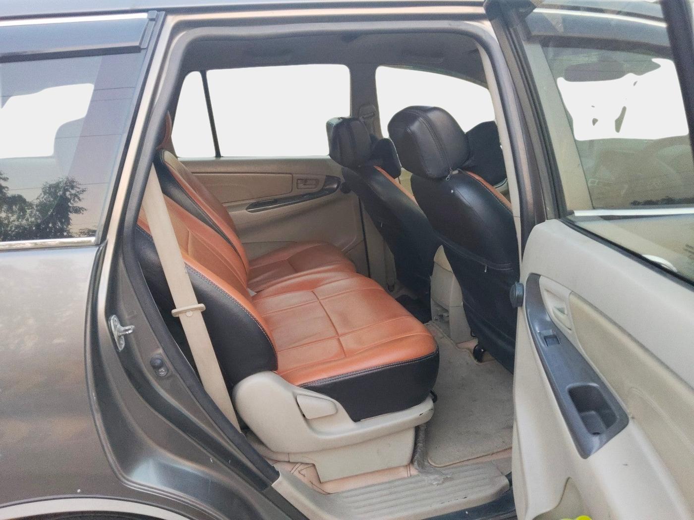 2010 Toyota Innova 2.5 G4 8 STR, Diesel, Manual, 1,78,786 km, interior