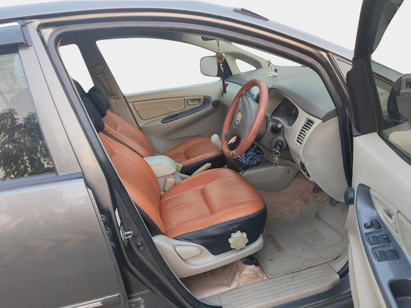 2010 Toyota Innova 2.5 G4 8 STR, Diesel, Manual, 1,78,786 km, interior