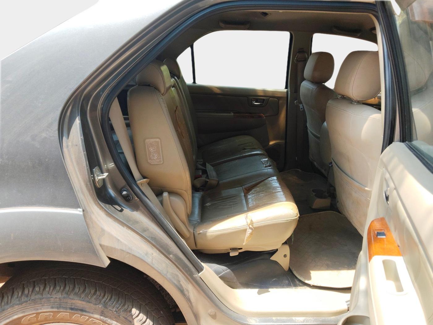 2010 Toyota Fortuner 3.0 4X4 MT, Diesel, Manual, 98,998 km, interior