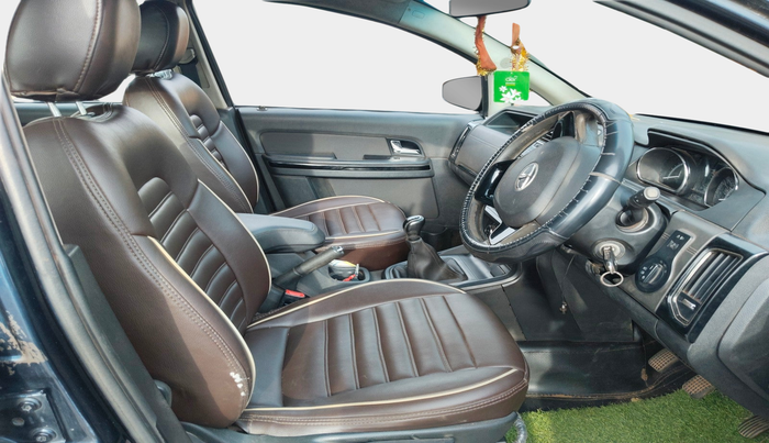 2019 Tata Hexa XM 4X2 7 STR, Diesel, Manual, 1,30,118 km, interior