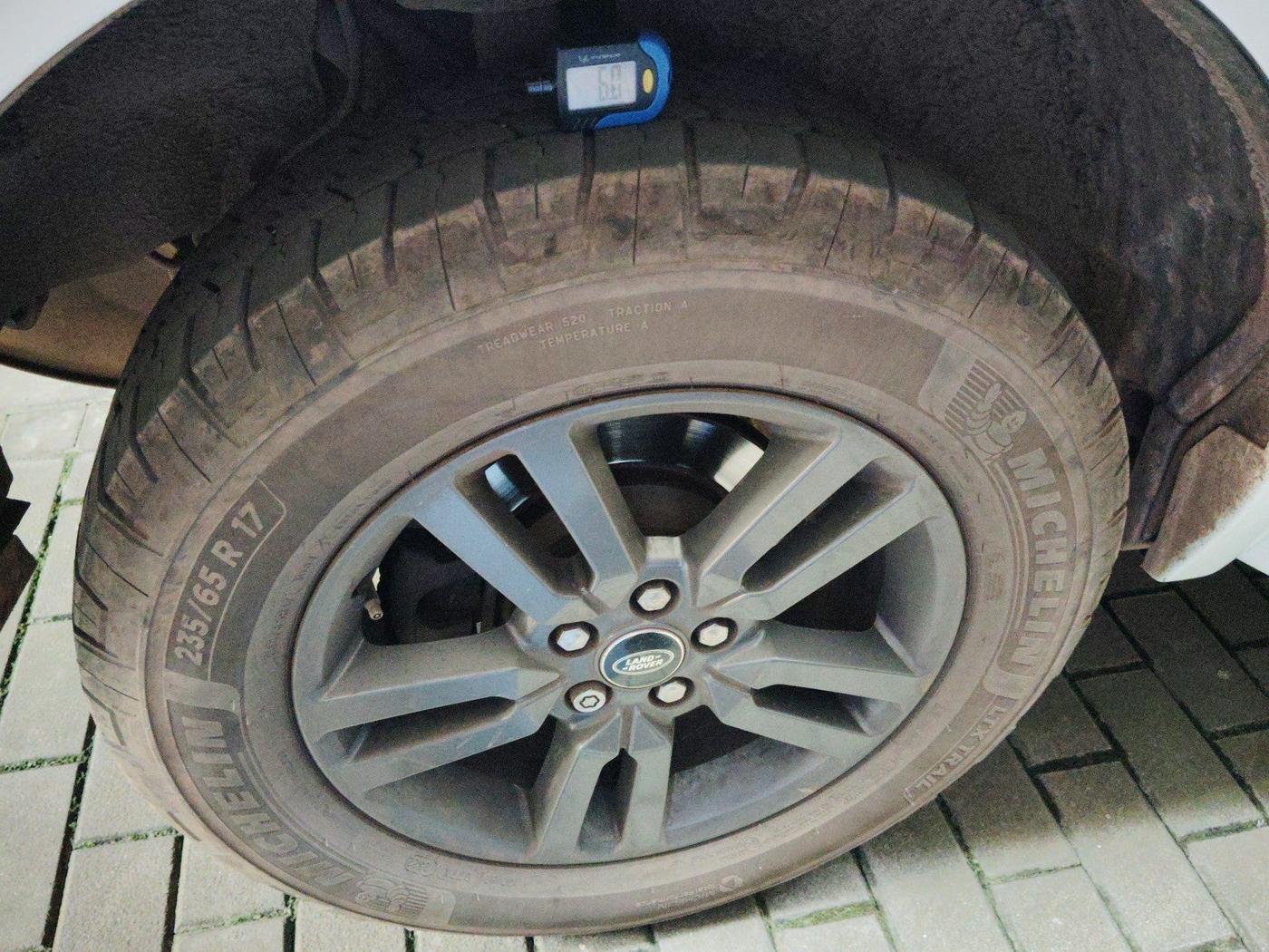 2014 Landrover Freelander 2 TD4 SE, Diesel, Automatic, 1,38,600 km, tyre