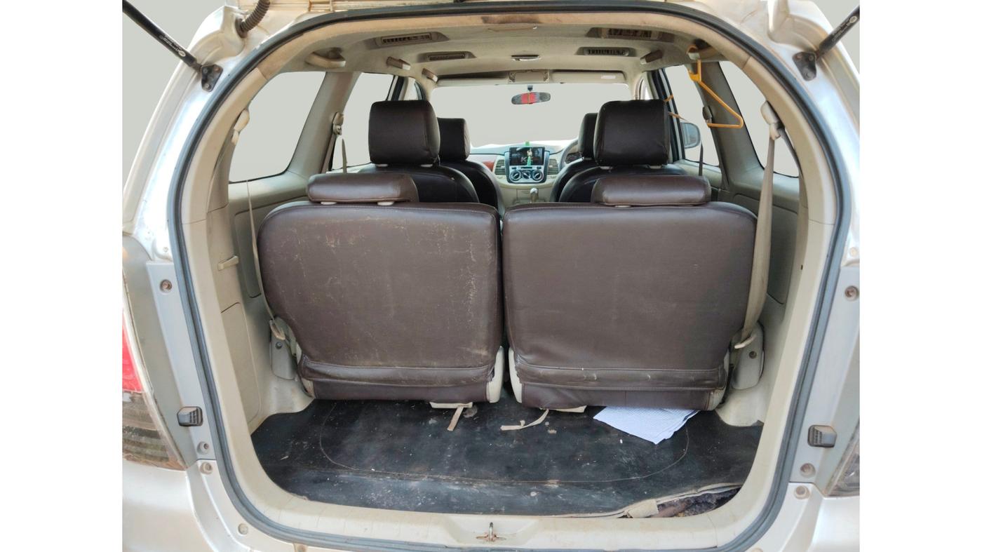 2010 Toyota Innova 2.5 G4 7 STR, Diesel, Manual, 2,22,771 km, exterior