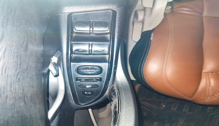 2015 Mahindra XUV500 W8, Diesel, Manual, 1,38,000 km, interior