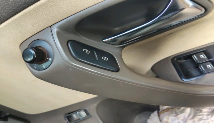 2011 Volkswagen Vento HIGHLINE DIESEL 1.6, Diesel, Manual, 1,68,297 km, interior