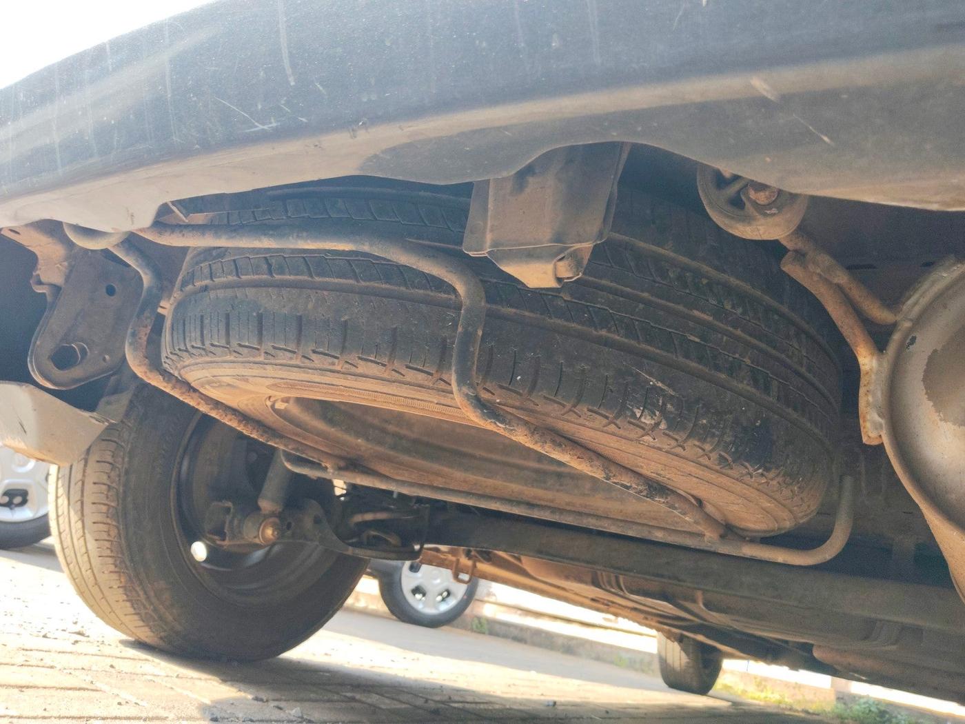 2017 Maruti Ertiga VXI ABS, Petrol, Manual, 92,119 km, tyre