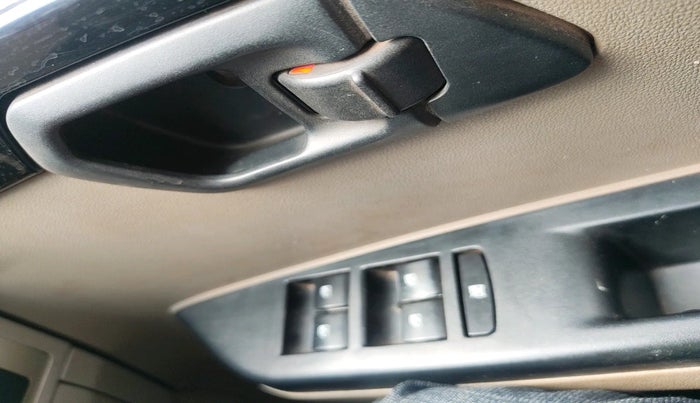 2016 Mahindra Kuv100 K6 6 STR, Petrol, Manual, 95,422 km, interior