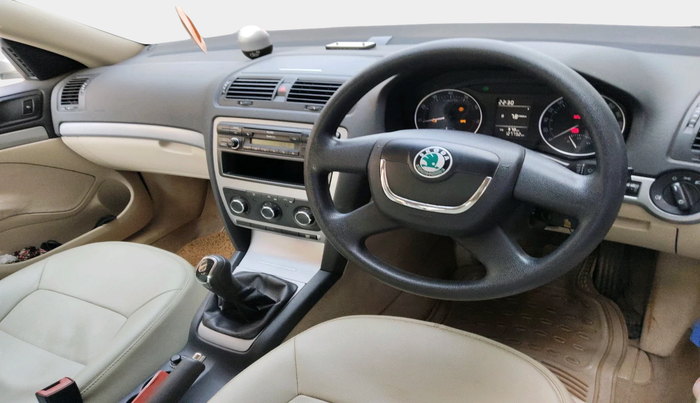 2011 Skoda Laura CLASSIC 1.8 TSI, Petrol, Manual, 1,27,792 km, interior