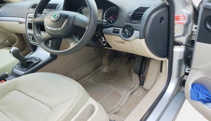 2011 Skoda Laura CLASSIC 1.8 TSI, Petrol, Manual, 1,27,792 km, interior