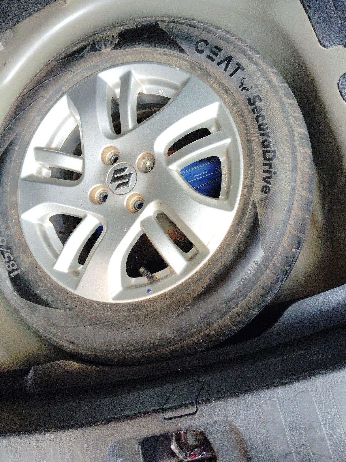 2014 Maruti Swift Dzire ZXI, Petrol, Manual, 1,24,208 km, tyre