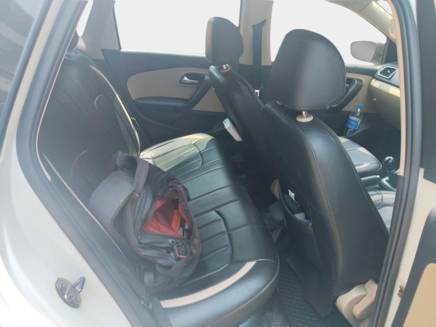 2015 Volkswagen Polo HIGHLINE1.2L, Petrol, Manual, 1,00,247 km, interior