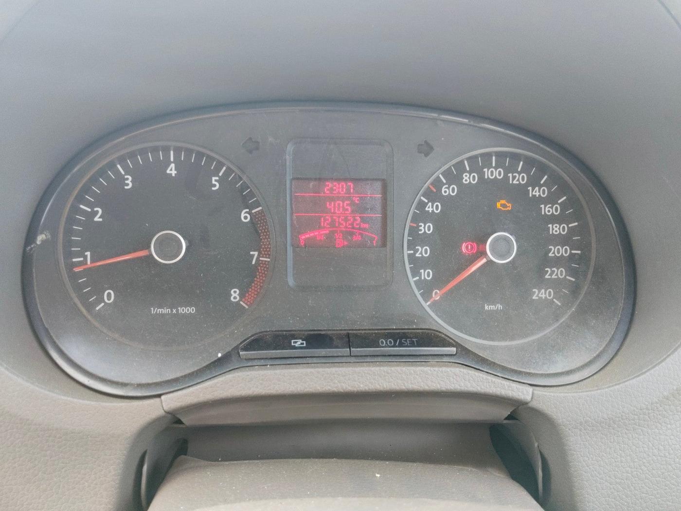 2010 Volkswagen Vento TRENDLINE 1.6, Petrol, Manual, 1,27,522 km, interior