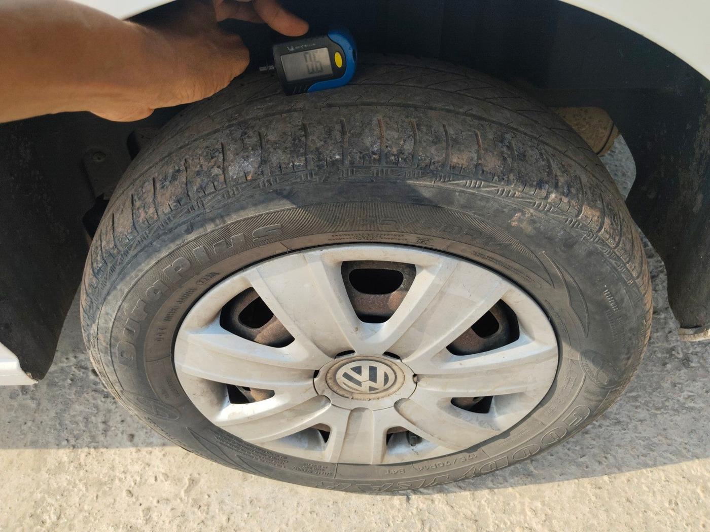 2010 Volkswagen Vento TRENDLINE 1.6, Petrol, Manual, 1,27,522 km, tyre