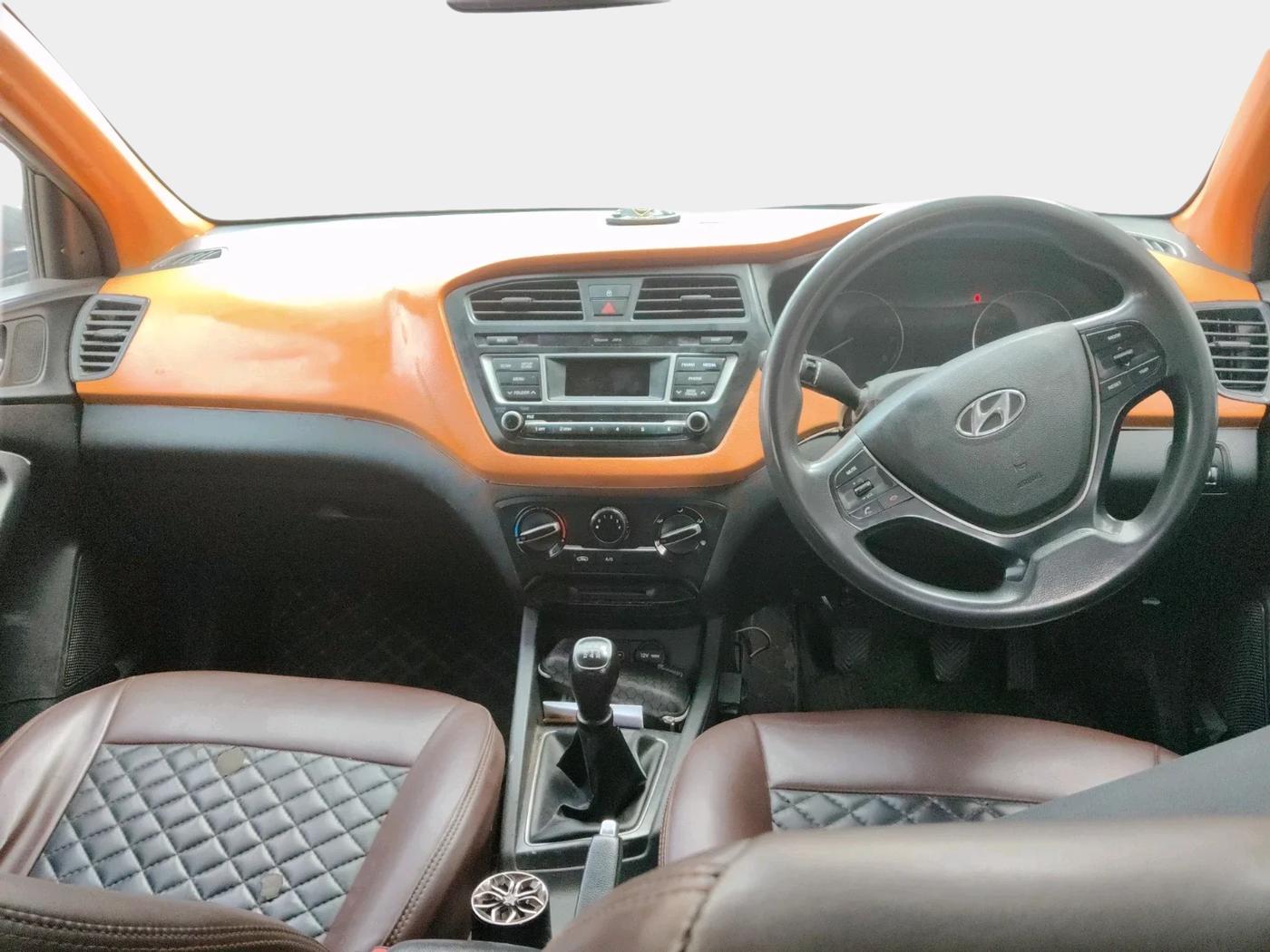 2016 Hyundai Elite i20 SPORTZ 1.2, CNG, Manual, 1,03,305 km, interior