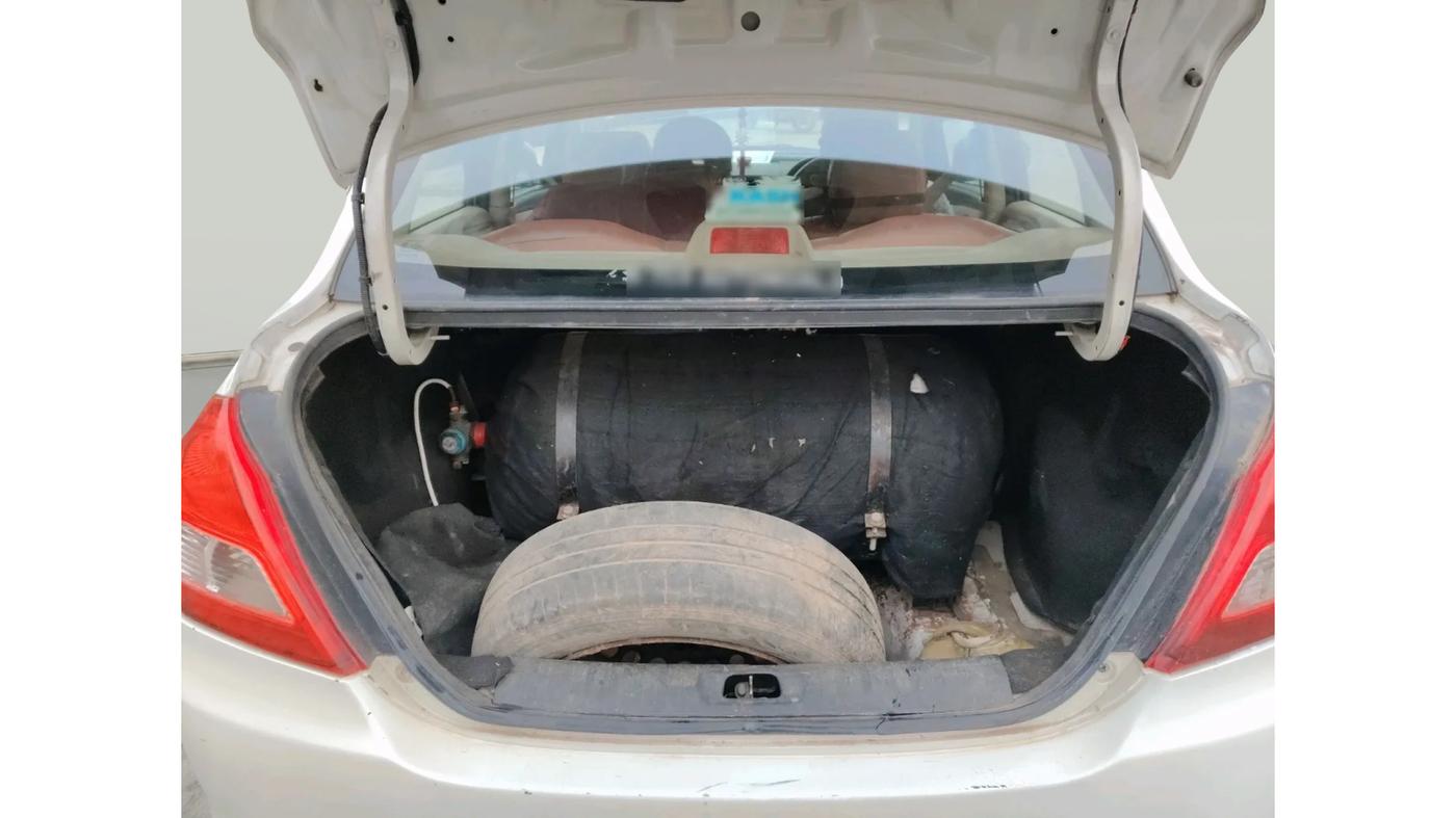2015 Maruti Swift Dzire LXI, CNG, Manual, 1,53,467 km, exterior